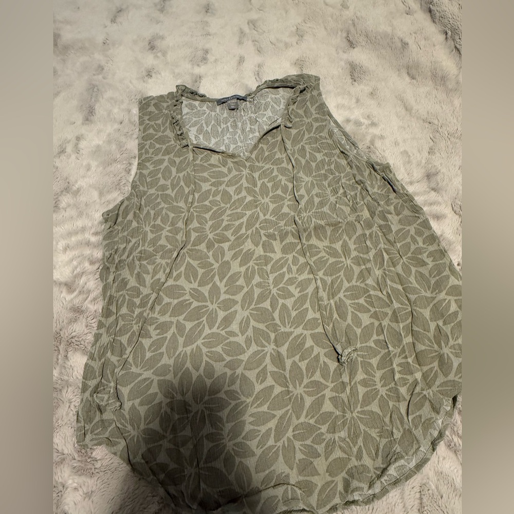Green Sleeveless Notched Collar Blouse